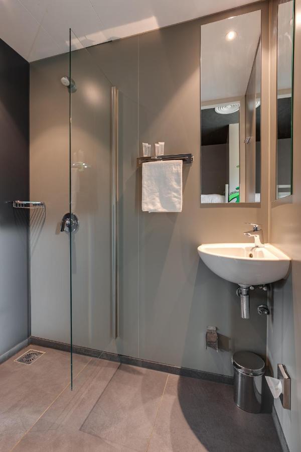 Private twin en-suite room
